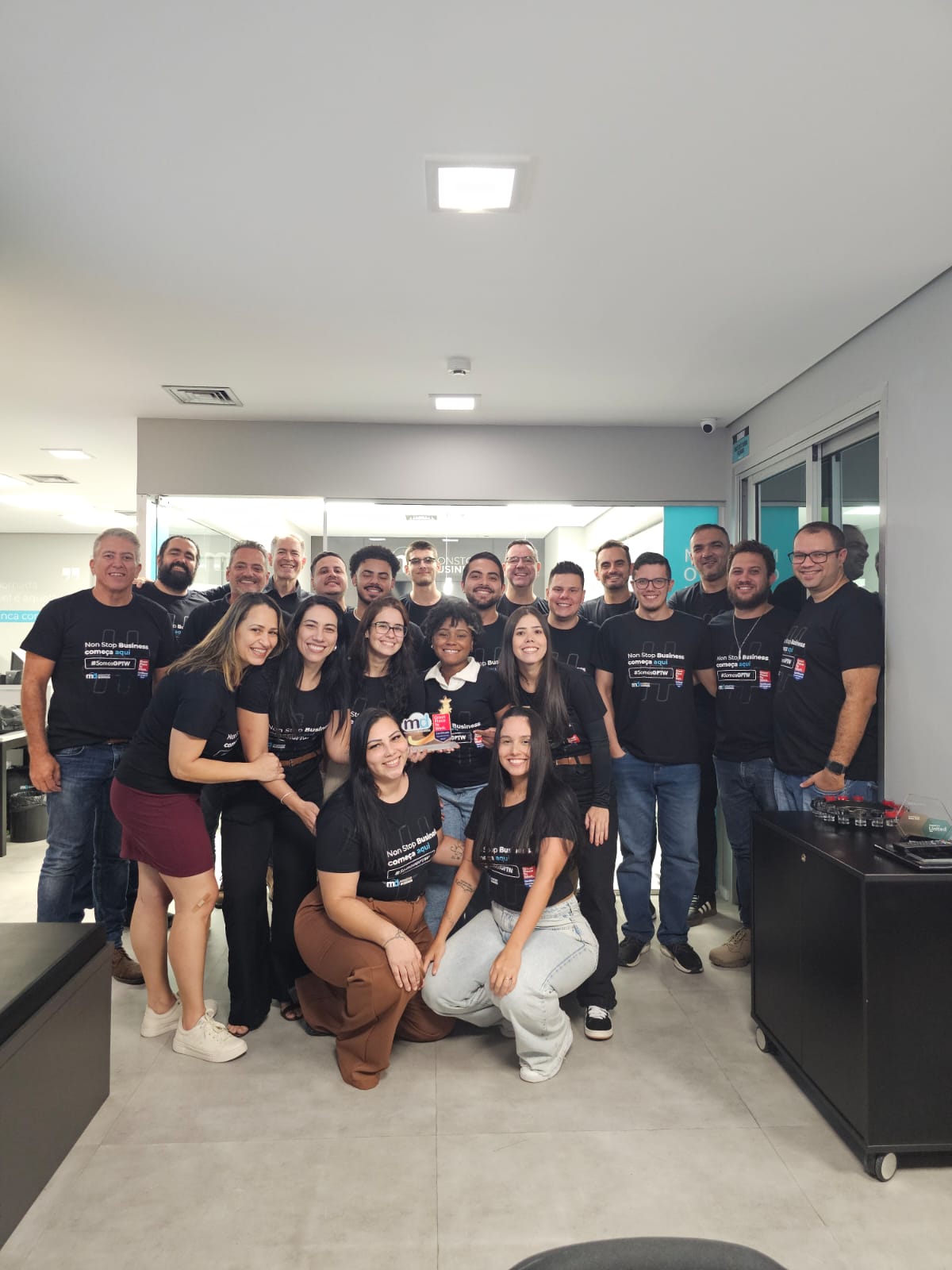 Time MdSystems trabalhando no escritório